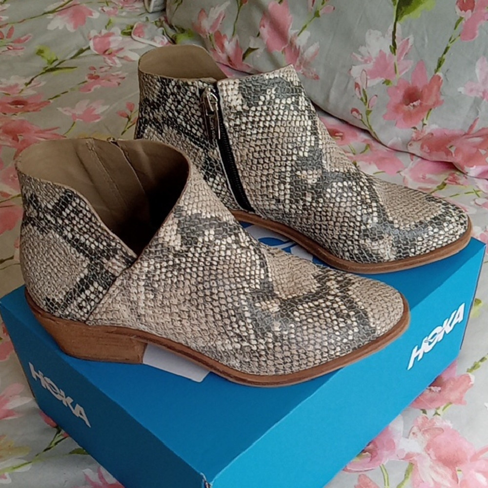 Vince Camuto Women's Snakeskin Ankle Booties - Cream and Gray